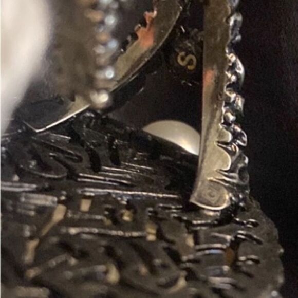 GUCCI Velvet & Faux Pearl Double Finger Cocktail Ring - Picture 10 of 11